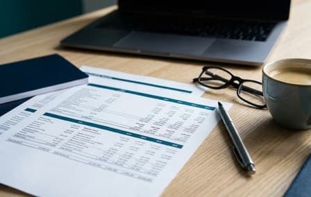Relatórios e balanço patrimonial impressos sobre a mesa