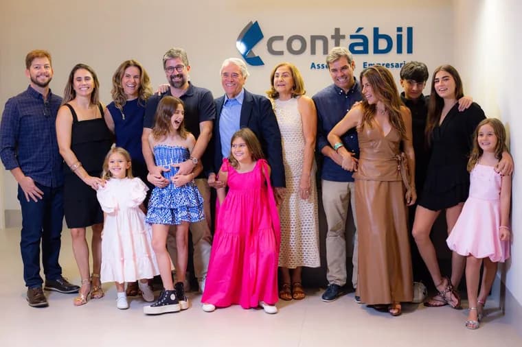 Equipe, fundadores e clientes da Contábil Assessoria Empresarial