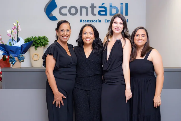 Equipe, fundadores e clientes da Contábil Assessoria Empresarial